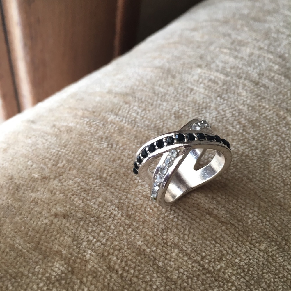 Fashion Criss Cross Ring with Black stones